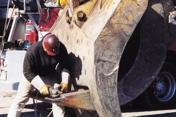 2048_en_251cd_16644_miller_electric_article_grinding1